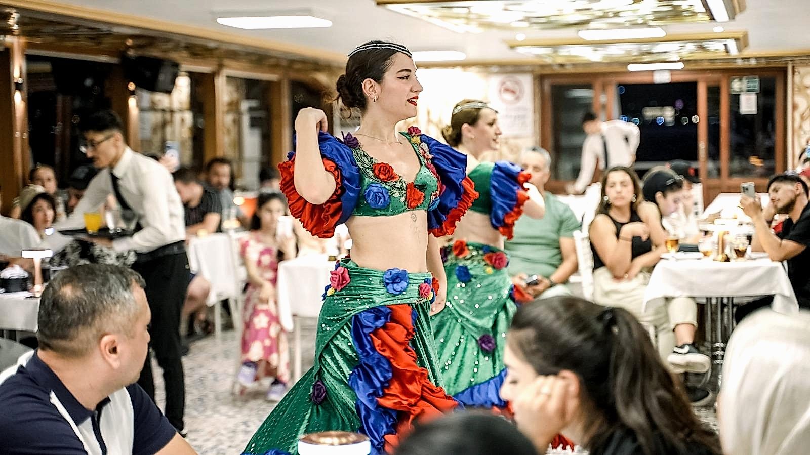 VIP PRİVATE FRONT TABLE W. UNLIMITED ALCOHOL DRINKS (1 st and 2 nd Row Table)- With Hotel Pick Up & Drop Off