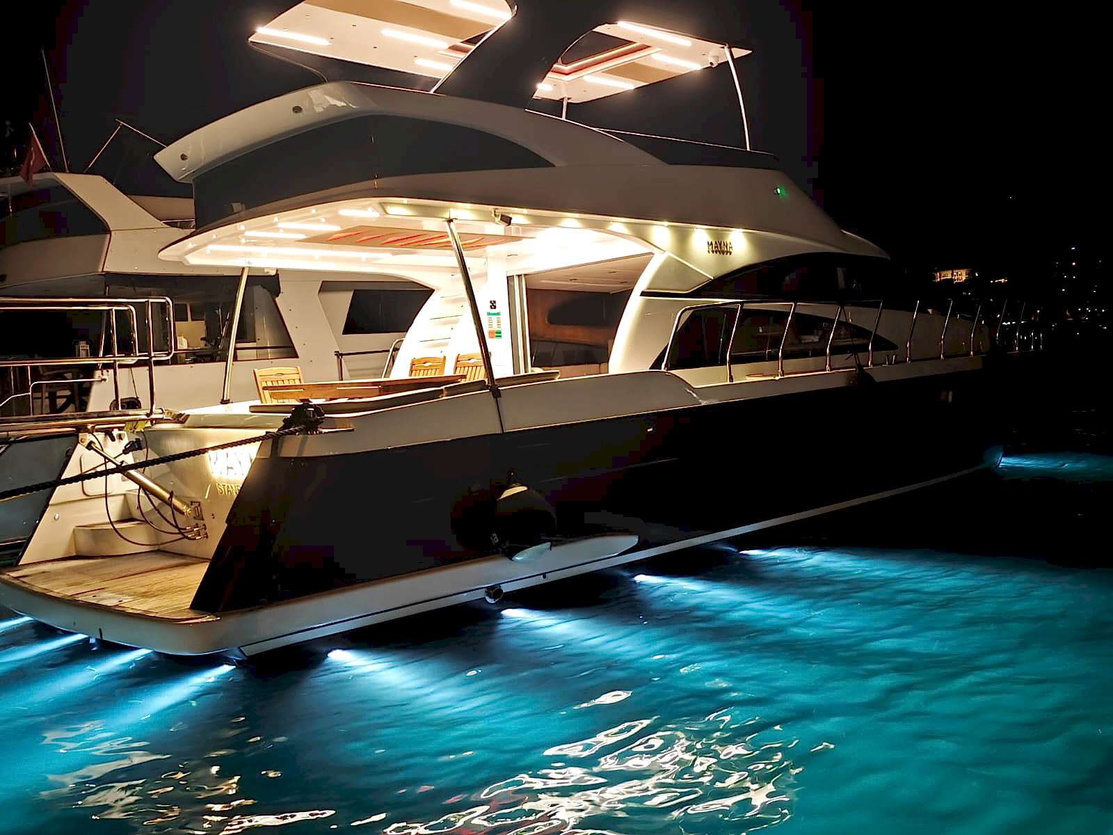 LUXURIOUS PRIVATE YACHT 