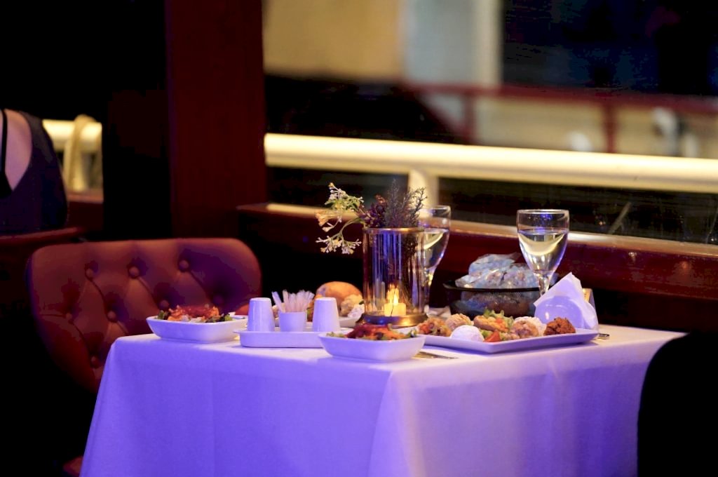 PRIVATE CLOSE TO STAGE TABLE BY THE WINDOW SIDE WITHOUT PICKUP AND WITH ALCOHOL